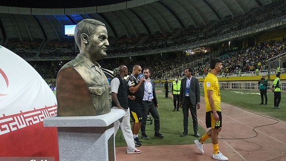 A bust of Revolutionary Guard’s Quds Force commander Qassem Soleimani at Esfahan’s Naghsh-e- Jahan Stadium before the AFC match between Al-Ittihad of Saudi Arabia and Sepahan of Iran (October 2023)